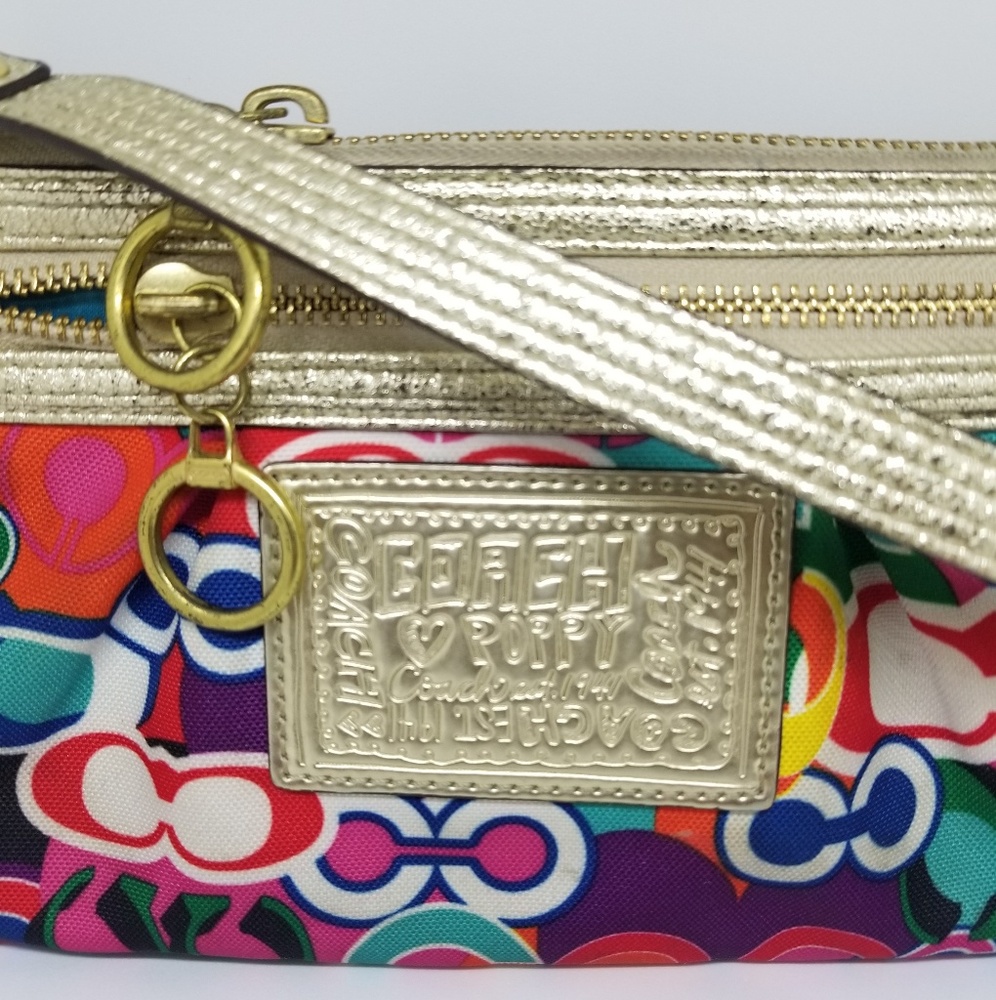 COACH Poppy Wristlet 2 zippers and gold han